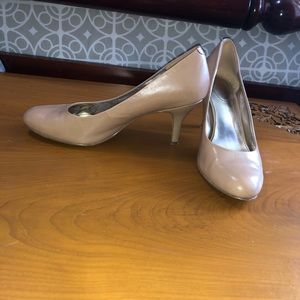 Nude pumps